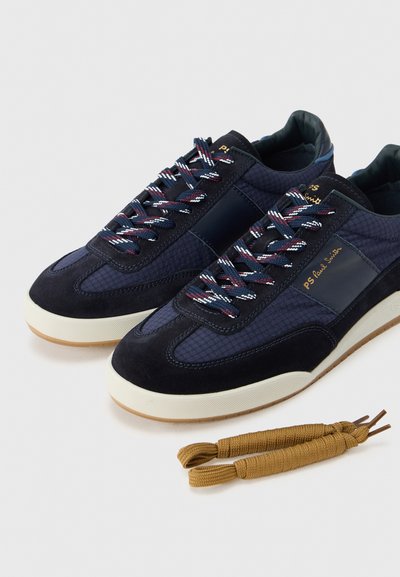 Sneakers blu navy con tomaia strutturata, dettagli in suede e lacci multicolori. Include un paio di lacci da scarpe marroni. Suola in gomma.