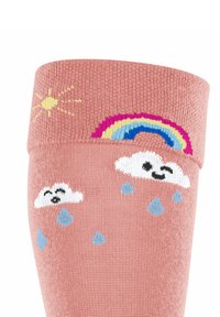 Rosa Socke mit geripptem Bündchen, verziert mit gestickten Wolken, Regentropfen, einem Regenbogen und einem Sonnendesign. Weicher Stoff mit lebendigen Farben.