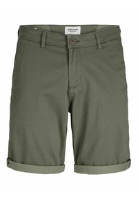 Shorts verts texturés avec une fermeture à bouton et des revers. Le tissu présente un motif subtil, avec des poches sur les côtés et une taille cousue.