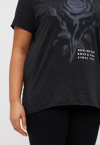 ONLY Carmakoma CARMIKO LIFE WASHED TEE - T-shirt estampada - black