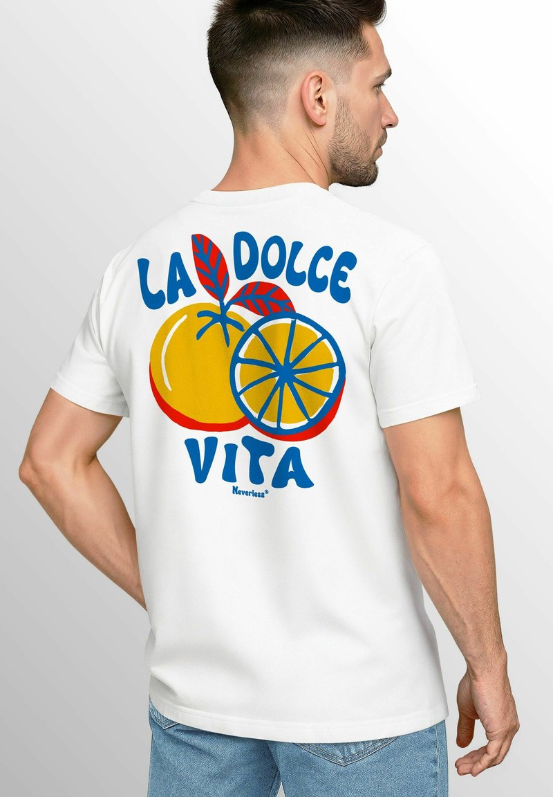 Weißes Baumwoll-T-Shirt mit einem bunten Grafikelement von zwei Zitrusfrüchten und dem Text "LA DOLCE VITA" in fetten blauen Buchstaben.