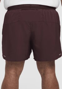 Nike Performance STRIDE - Pantalón corto de deporte - burgundy crush black reflective silv