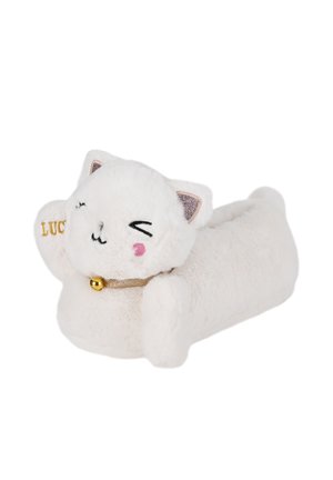 Witte pluche katvormige knuffel met een glimlachend gezicht, glinsterende ooraccenten, een gouden belletjesband en "LUCKY" geborduurd op zijn poot.