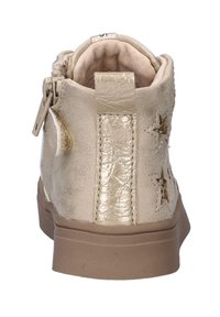 Gouden metallic enkelboot met een gladde textuur, zijkleur en een sterdetail. Rubberen zool met een lichte hak, compact ontwerp.