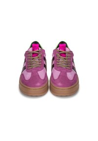 Zapatillas de ante moradas con acentos texturizados en rosa, rayas negras y cordones dorados. Presentan una suela gruesa en tono marrón y un forro verde vibrante.