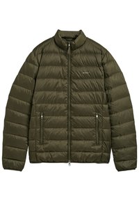 Chaqueta acolchada verde oliva con un alto cuello, patrón de acolchado horizontal, dos bolsillos laterales con cremallera y un cierre frontal con cremallera.