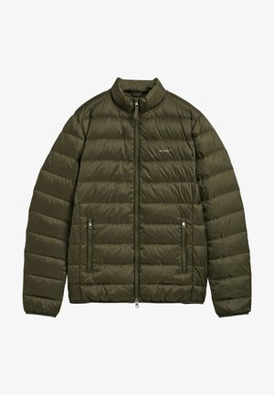 Giacca imbottita verde oliva con colletto alto, motivo a righe orizzontali, due tasche laterali con zip e chiusura frontale con zip.