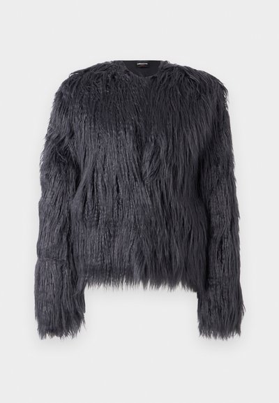 Μαύρο μπουφάν από συνθετική γούνα με ακανόνιστη τραχιά υφή, στρογγυλή λαιμόκοψη και μακριά μανίκια. Διαθέτει κοντό μήκος και δεν έχει ορατά κούμπωμα.