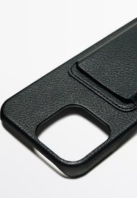 Coque de téléphone noire texturée avec une découpe pour l'appareil photo, dotée d'une poche compacte pour cartes. Fabriquée en matériau synthétique avec une finition soignée.