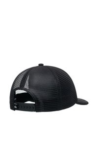 Svart snapback-keps med nätbak, rundad krona, böjd skärm och en plastjusterbar rem för storleksanpassning.