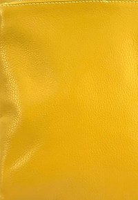 Geel leren zakje met een gestructureerd oppervlak, met gladde randen en contrasterende stiksels. Compact rechthoekig ontwerp.