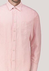 Hemd in hellrosa mit Streifen, Knopfkragen, Brusttasche und Logo. Verfügt über eine glatte Textur und einen klassischen Schnitt.