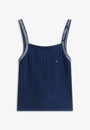 Temno modra pletena majica brez rokavov z navpičnim vzorcem, belo-modre črtaste naramnice, logotip Tommy Hilfiger na naramnici in majhen emblem z zastavo na prsih.