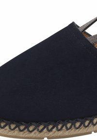 Marinblå mocka kilklackssko med en vävd jute-sula och korsmönstrad remdesign. Slät textur med kontrasterande söm längs kanten.