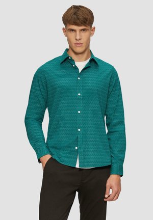 Teal button-down shirt met een verticale patroon, lange mouwen en een puntige kraag. Gedragen over een wit onderhemd.