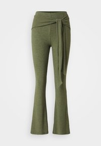 Pantalon en maille vert olive avec jambes évasées et une large ceinture avec un long lien en tissu à l'avant.