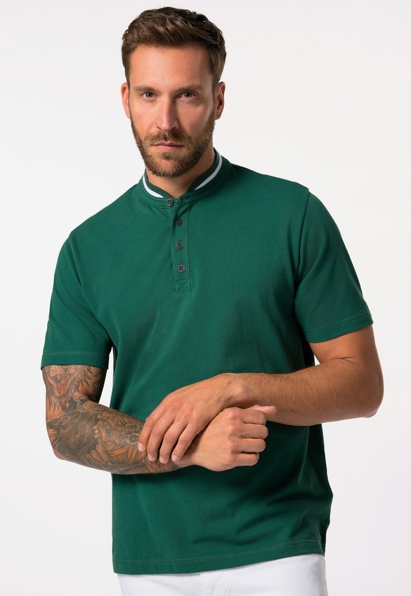 Zelené polo tričko s límečkem, čtyřbuttonsým zapínáním a kontrastním bílým pruhovaným lemem. Měkká tkanina a krátké rukávy.