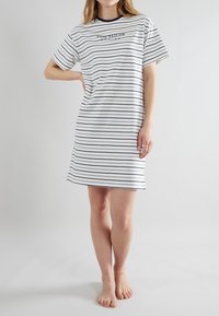 Abito a maniche corte, lungo fino al ginocchio, di colore bianco con strisce orizzontali blu navy. Presenta un collo a giro con bordo e logo a contrasto.