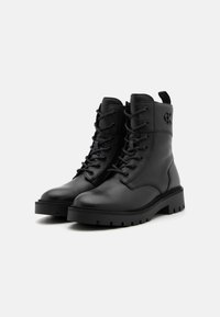 Calvin Klein Jeans COMBAT BOOT MID - Botines con plataforma - triple black