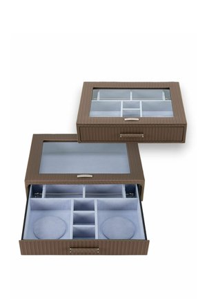 Boîte à bijoux tissée marron avec couvercle en verre montrant plusieurs compartiments et intérieur bleu doux, une boîte ouverte et une fermée.