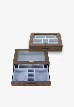 Boîte à bijoux tissée marron avec couvercle en verre montrant plusieurs compartiments et intérieur bleu doux, une boîte ouverte et une fermée.