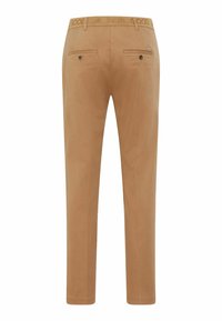 Brune bomuldsbukser med lige snit, der har to baglommer og en logoedet talje. Glat tekstur med minimale detaljer.