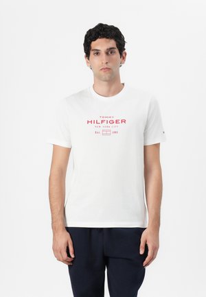STACK GRAPHIC TEE - T-shirt med print - white