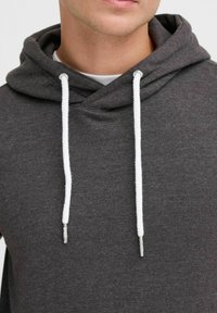 Grijze hoodie met een zachte textuur, voorzien van een trekkoordsluiting en zilverkleurige uiteinden. Klassiek ontwerp met een ontspannen pasvorm.