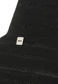 Tessuto nero con strisce orizzontali glitterate, caratterizzato da una piccola etichetta metallica quadrata con testo inciso. Texture del tessuto morbida, forma sagomata.
