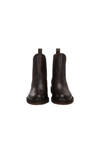 Bottines Chelsea en cuir marron foncé avec une texture lisse, des panneaux latéraux élastiques et des languettes de tirage avec des accents rouges. Design à bout arrondi et plat.