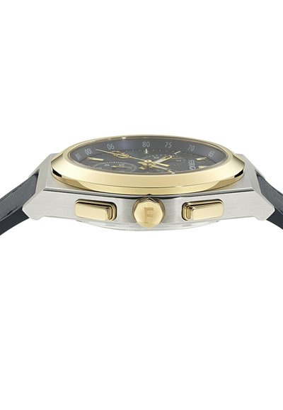 Reloj de pulsera analógico con esfera negra, caja de acero inoxidable plateado, acentos dorados y correa de cuero negro. Presenta botones de presión y una esfera texturizada.