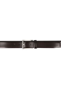 Cintura in pelle marrone con una texture liscia, fibbia rettangolare in metallo argento e cinque fori di regolazione per la personalizzazione della taglia.