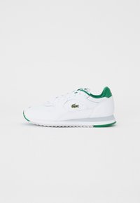 Sneaker bianche con dettagli verdi, upper in pelle liscia, chiusura con lacci, colletto imbottito e suola in gomma testurizzata con dettagli verdi.