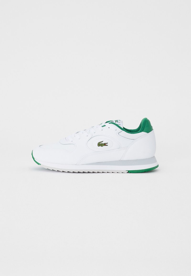 Sneaker bianche con dettagli verdi, upper in pelle liscia, chiusura con lacci, colletto imbottito e suola in gomma testurizzata con dettagli verdi.