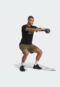 adidas Performance TRAIN ESSENTIALS SHORTS - Pantalón corto de deporte - olive strata/black