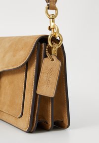 COACH TABBY SHOULDER BAG 26 - Ručna torba - b4/sand