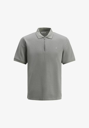 Hellgraues Polohemd mit einem Reißverschlusskragen, kurzen Ärmeln, strukturiertem Stoff und einem kleinen Logo auf der linken Seite.