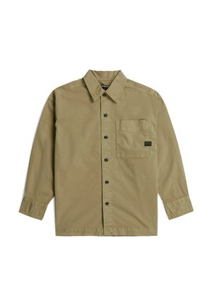 Chemise beige à manches longues, boutonnée, avec col et poche poitrine comportant une petite étiquette noire sur fond blanc.
