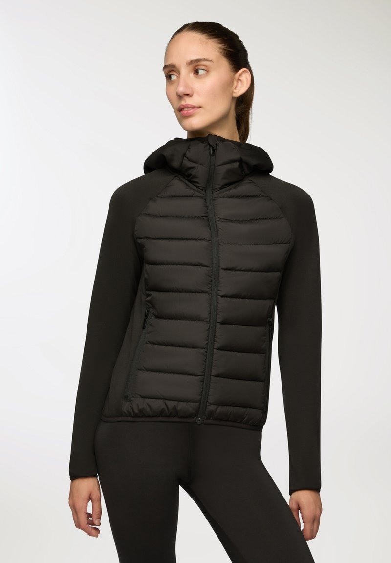 Czarna hybrydowa kurtka z puchowym, izolowanym przodem, gładkimi dopasowanymi rękawami, kapturem oraz zamykanymi na zamek kieszeniami po bokach.