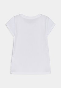 Camiseta blanca de manga corta hecha de algodón suave, con un escote redondo y un corte recto, con una textura lisa y sin estampados visibles.