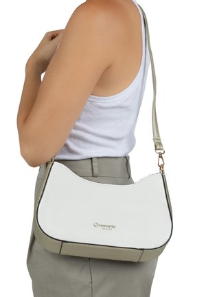 Weiße Lederhandtasche mit geschwungenem Design, ausgestattet mit einem goldenen Reißverschluss und einem Tragegurt. Abgesetzt mit einem grauen unteren Bereich und kleinem Logo.