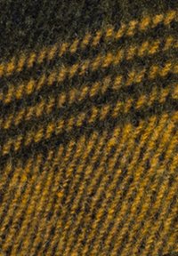 Tejido de lana con un patrón de rayas diagonales en negro y amarillo dorado. Textura suave con grosor variable en las fibras.