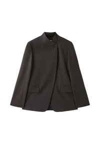 Blazer noir cintré avec manches longues, une fermeture par un bouton près du col et deux poches avant à rabat, présenté sur fond blanc.