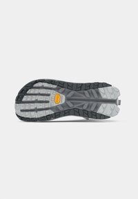 Musta ja harmaa kumikenkäpohja, jossa on teksturoitu pinta, varustettuna Vibram-logolla, suunniteltu tarjoamaan pitoa ja kestävyyttä erilaisilla pinnoilla.
