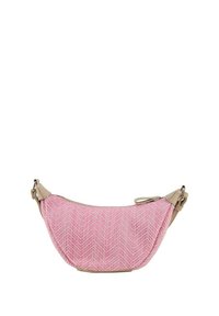 Roze tas met een visgraatpatroon en een beige schouderband, met een gebogen vorm en contrasterende texturen, geschikt voor casual gebruik.