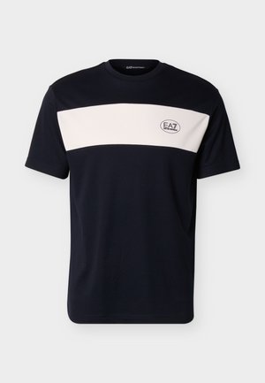 Μαύρο κοντομάνικο T-shirt με λευκό οριζόντιο πάνελ στο στήθος και μικρό λογότυπο EA7 Emporio Armani στην αριστερή πλευρά.