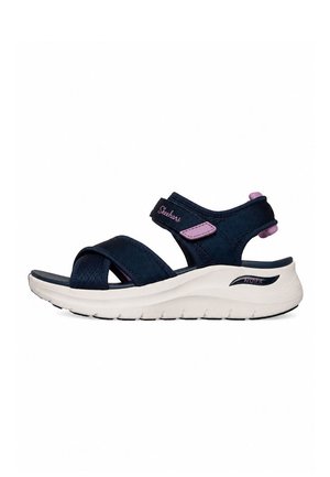 Sandalia Skechers azul marino con detalles en rosa, tiras ajustables, suela blanca con soporte para el arco y diseño de punta abierta.