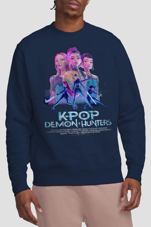 Marineblaues Sweatshirt mit farbenfrohem K-Pop Demon Hunters-Grafik, die drei animierte weibliche Charaktere und fette Schrift auf der Vorderseite zeigt.