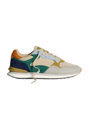 Zapatilla con un diseño de materiales mixtos, que presenta acentos de gamuza en beige, verde, azul y naranja, una entresuela blanca y una suela de goma texturizada.