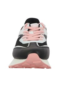 Chaussure de sport noire et rose avec une tige en cuir lisse, une languette rembourrée, des lacets roses, et une semelle intermédiaire blanche avec une semelle extérieure rose texturée.
